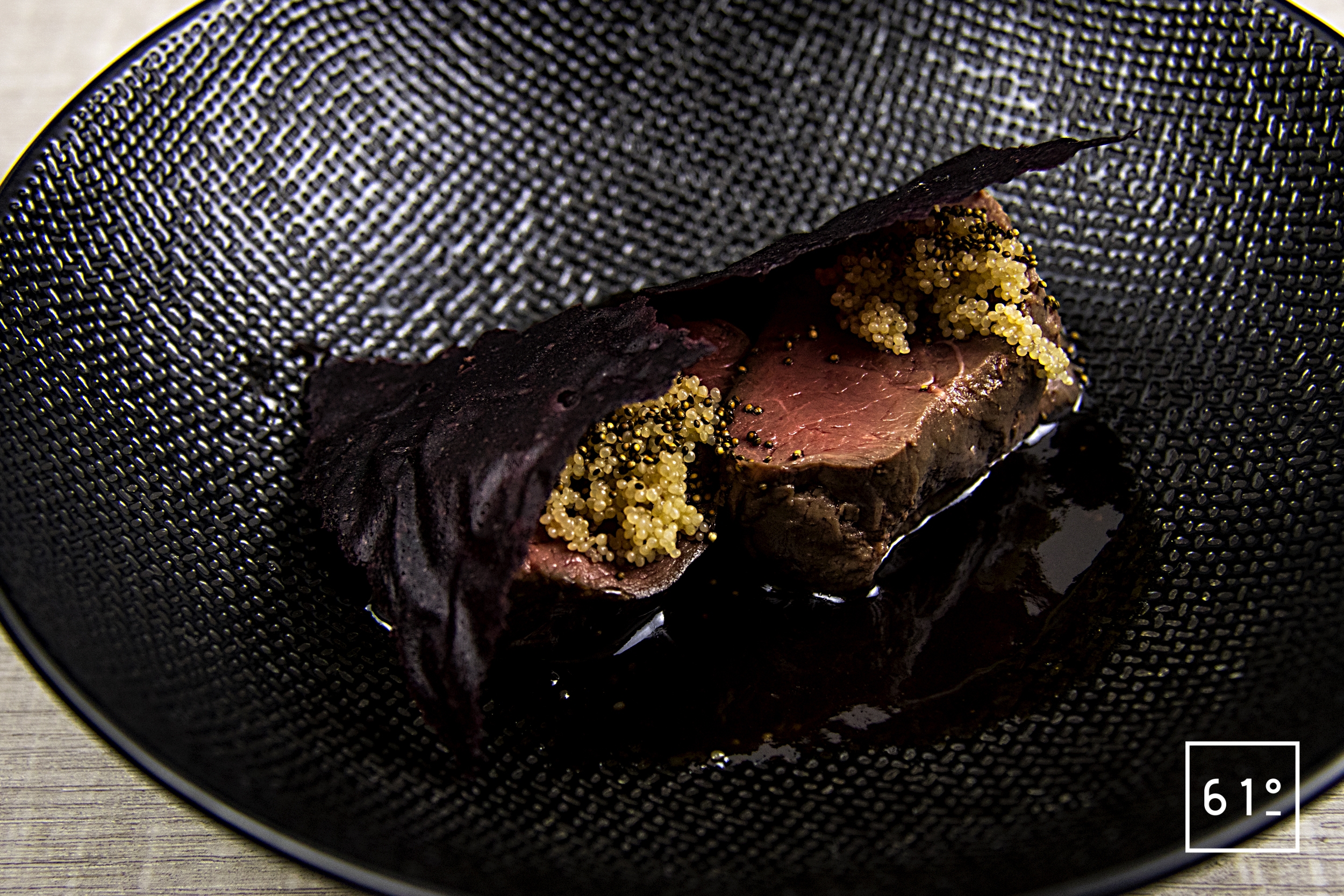 Filet de chevreuil, sauce au café, amarante et cuir de betterave