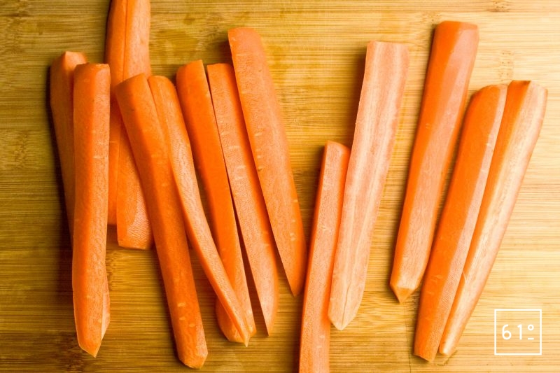 Couper les carottes en bâtonnets