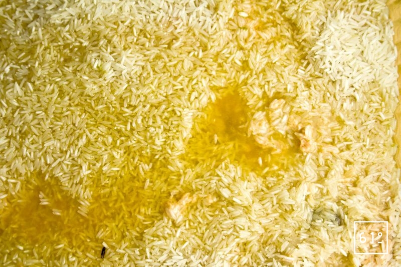 Mouiller le riz avec le bouillon