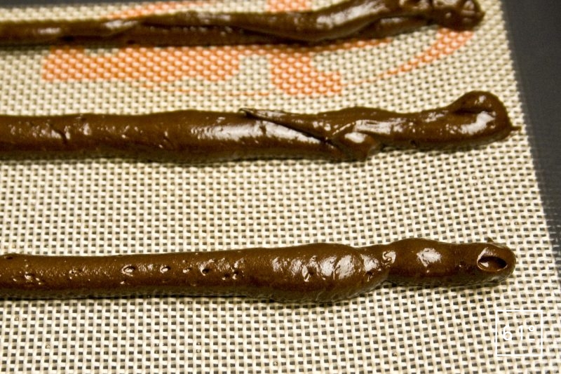 bâtonnets de meringue de cacao au poivre