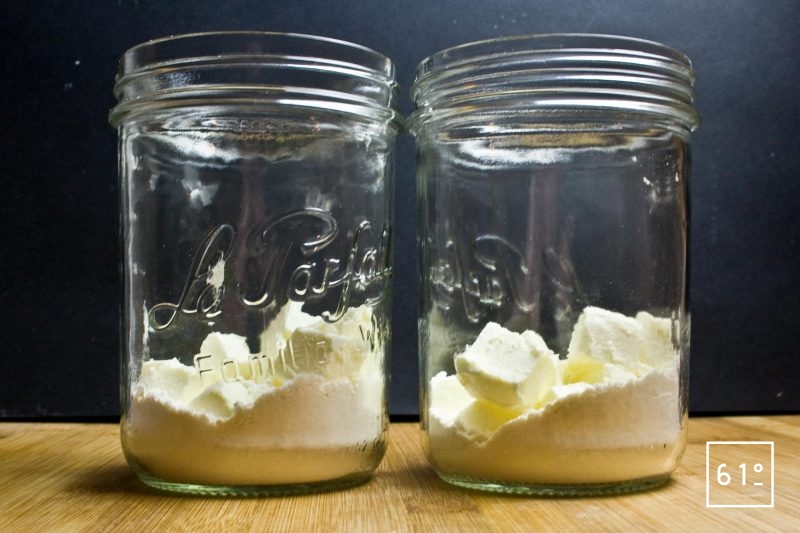 Pots contenant du beurre et de la farine pour fabriquer un roux