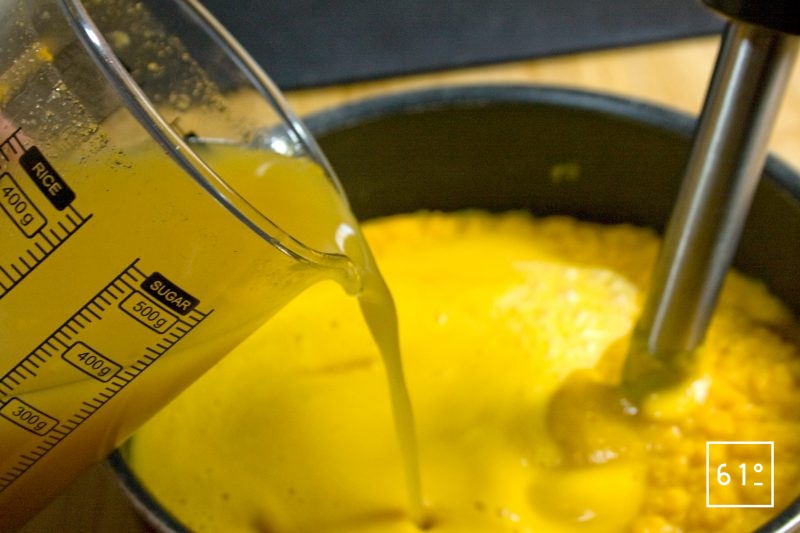Ajouter le bouillon à la purée de butternut