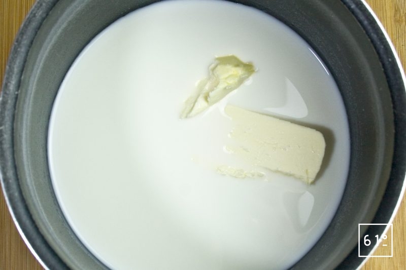 Faire fondre le beurre dans le mélange d'eau et de lait chauffé à 50 °C