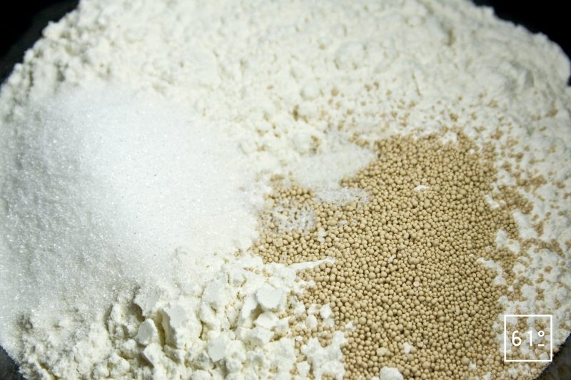 Mélanger les ingrédients secs : farine, levure, sucre, sel