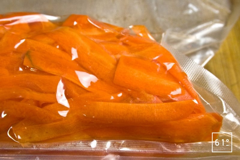 Mettre les bandes de carotte sous vide avec le mélange d'eau
