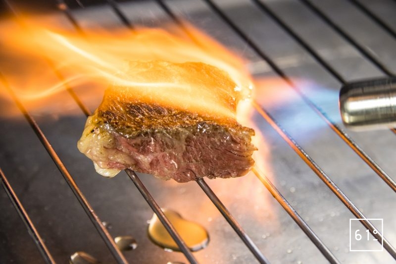 Saisir une viande cuite sous vide avec un chalumeau