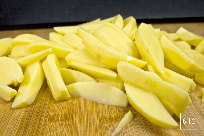 Découper les pommes de terre en forme de potatoes