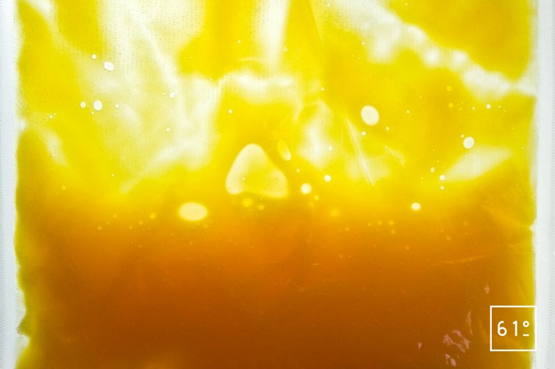 Cuire les jaune d’œuf sous vide pendant 35 minutes à 65 °C