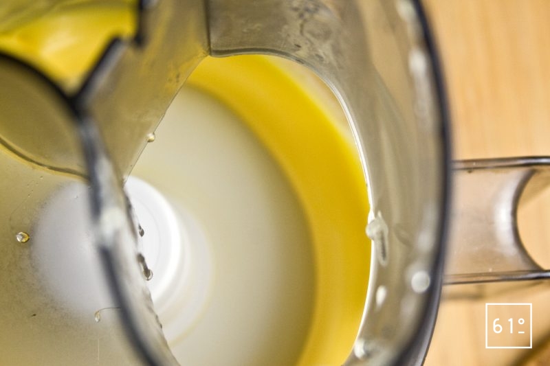 Mélanger le beurre et le mélange de sirop et de jaune d’œuf