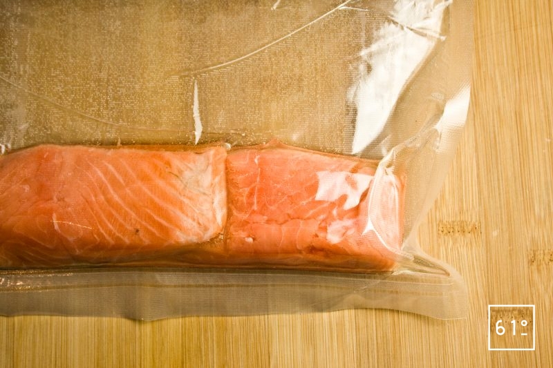 Mettre les pavés de saumon sous vide avant cuisson