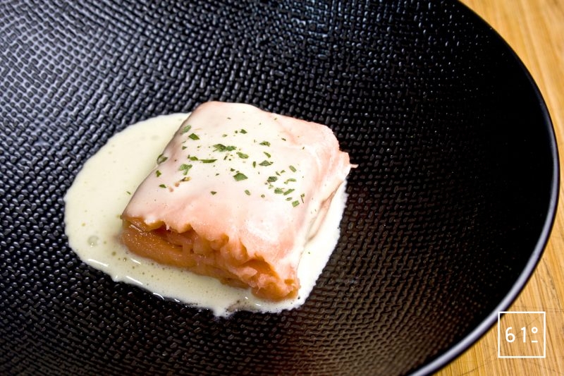 Morceau de pavé de saumon préparé sous vide avec une sauce hollandaise