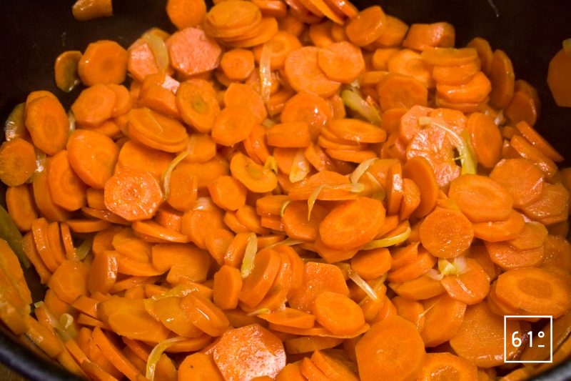 Ajouter les oignons et les échalotes aux carottes