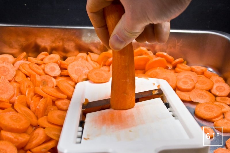 Couper les carottes en rondelles de 4 mm