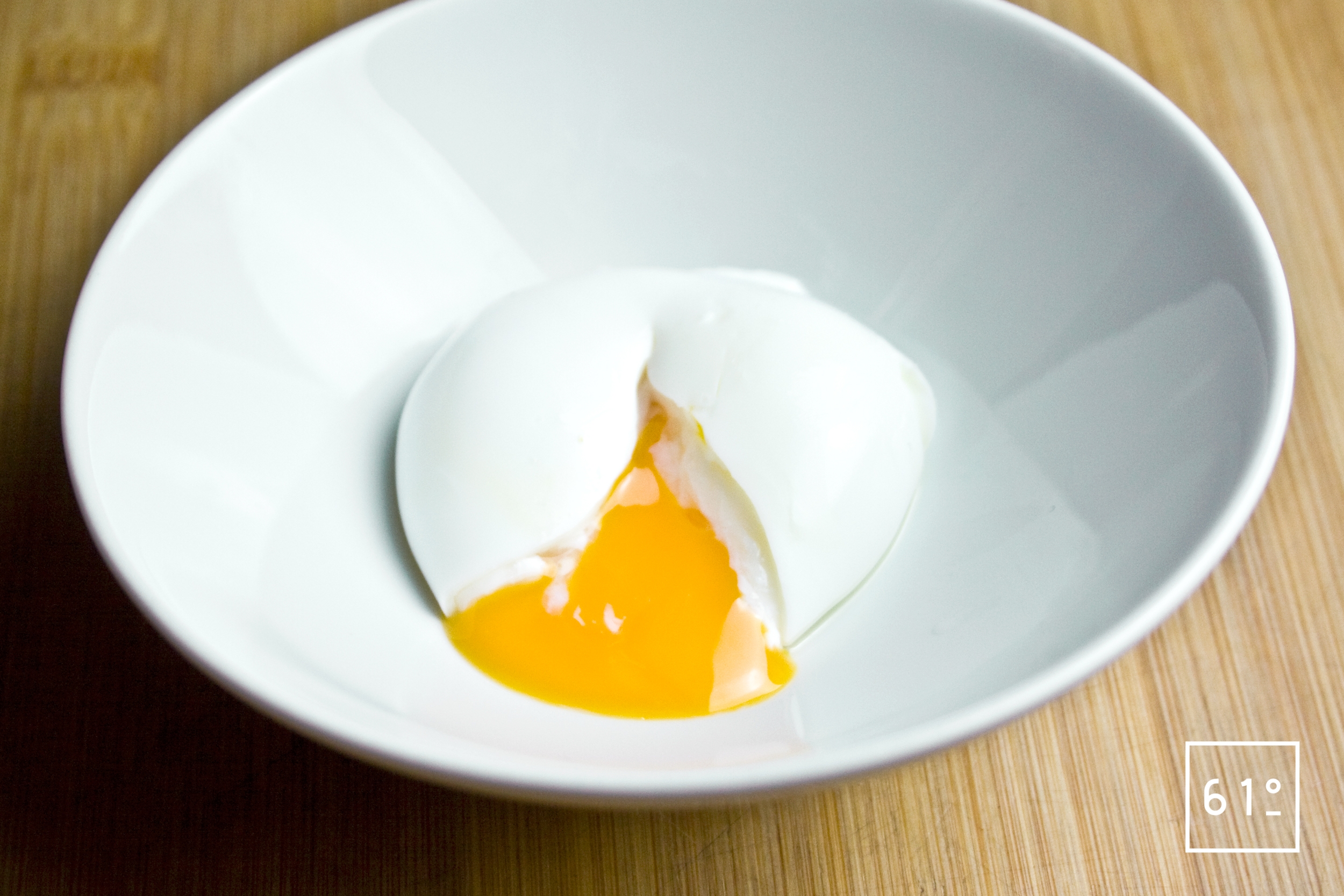 Цвет желтка яиц. Воск, желток. Блюдо взбитое яйцо в скорлупе. Белый цвет под яйцо желток. Почему яйца взрываются в микроволновке
