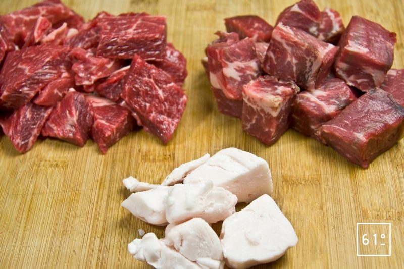 Découper les deux viandes de bœuf et le gras de veau