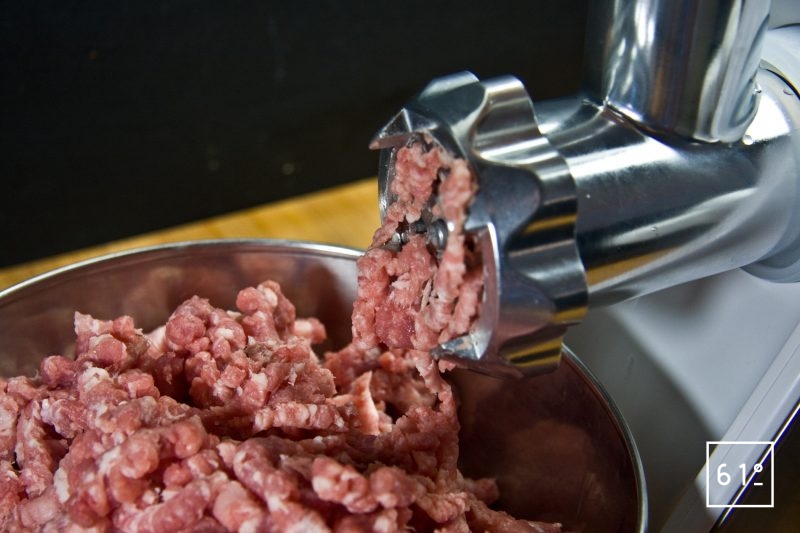 Hacher la viande et le gras à l'aide d'un hachoir et d'une grille de 6 mm