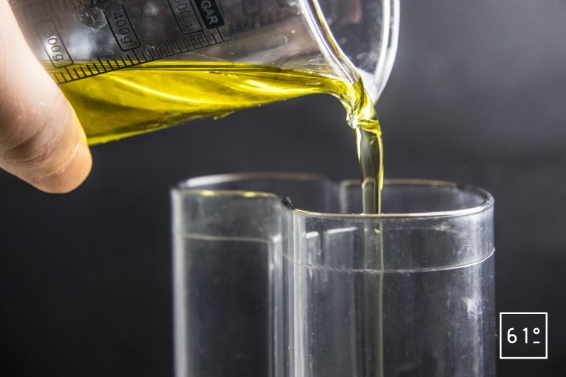 Ajouter progressivement l'huile d'olive
