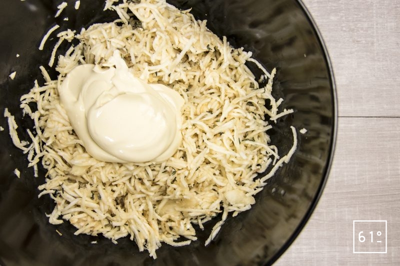 Ajouter la mayonnaise moderne au céleri mariné