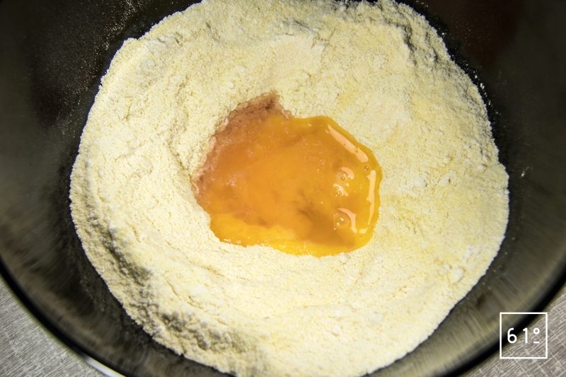 Ajouter l’œuf à la semoule