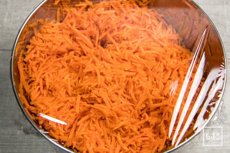 Recouvrir les carottes avec un film alimentaire et placer au réfrigérateur pour une durée de 24 h