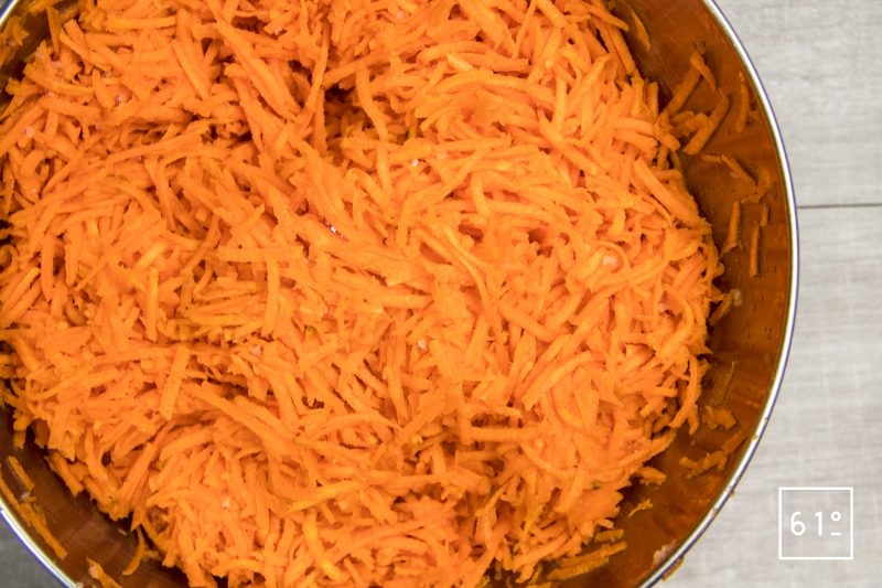 Bien mélanger les carottes, l'ail et le sel