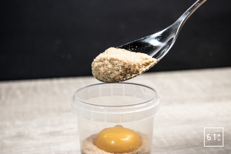 Recouvrir de sel de bonite l’œuf