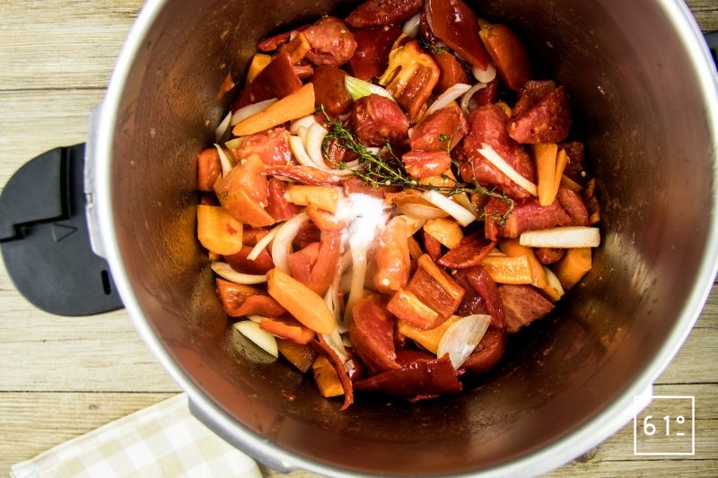 Rassembler pour cuire la sauce tomate