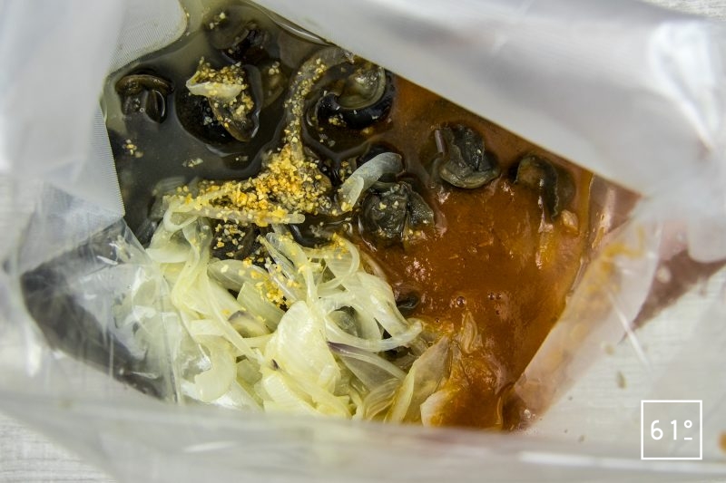 Escargots à l'italienne préparés à basse température sous vide - mettre sous vide les différents ingrédients