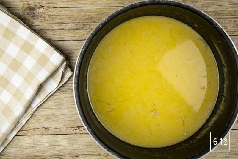 Lapin à la moutarde et au foie gras - ajouter le bouillon et faire réduire