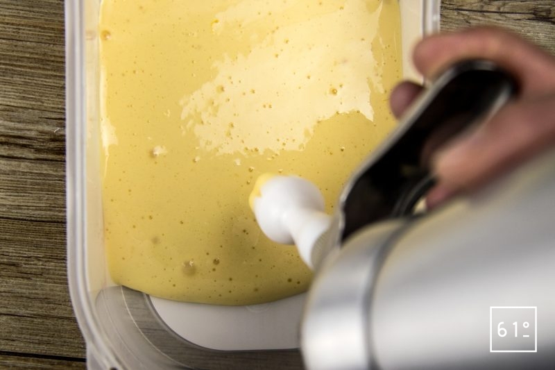 Tartare de bœuf et sa glace à l'échalote - Tirer à l'aide du siphon le crème dans un bac pour la congélation