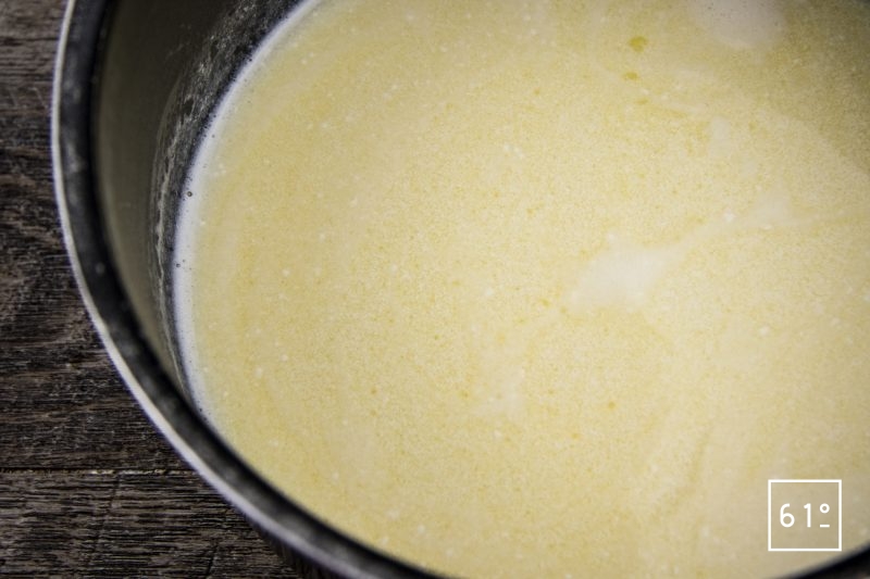 Mousseline de céleri rave - faire fondre le beurre dans le lait