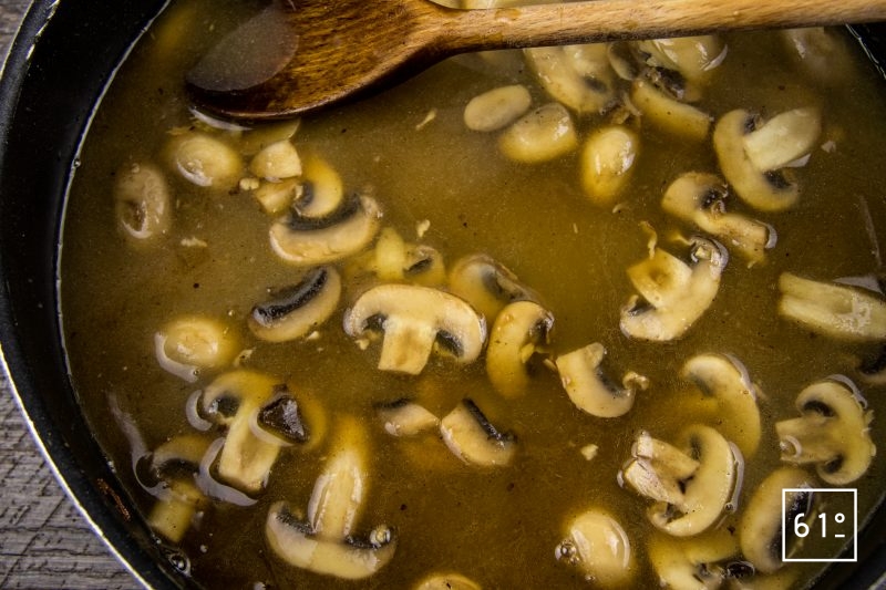 Rôti à l'ail noir à basse température - laisser cuire la sauce 10 minutes avec les champignons