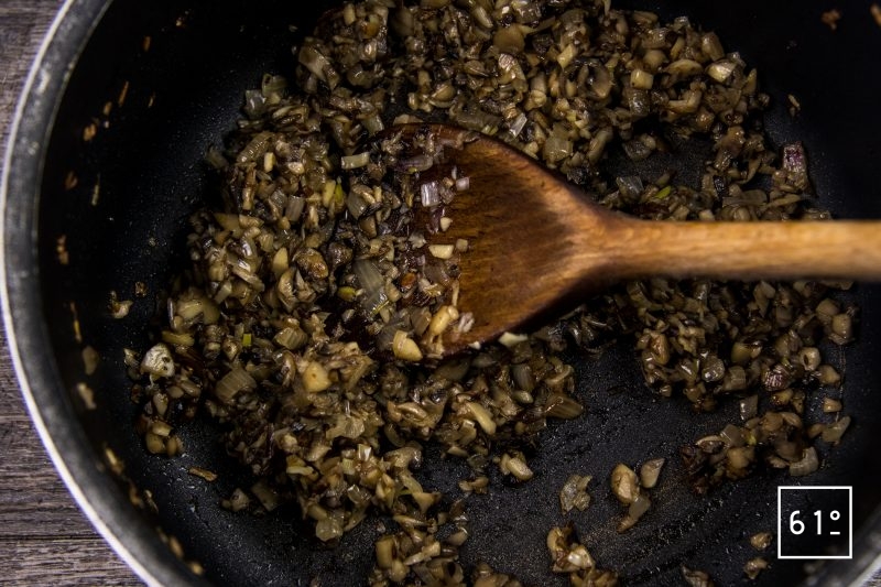 Sauce aux champignons - cuire pendant 10 minutes les champignons et les échalotes