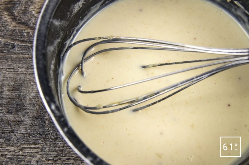 Soufflé aux fromages - ajouter le mélange de bouillon et de lait en poudre