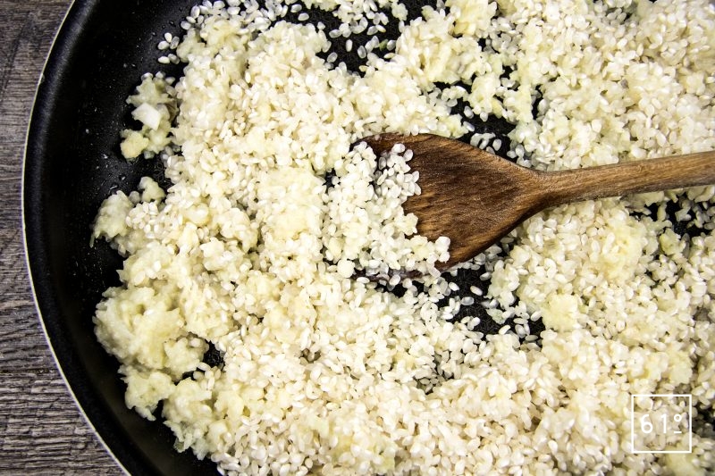 Calmar au pesto de persil et risotto de coco - ajouter le lait de coco au risotto