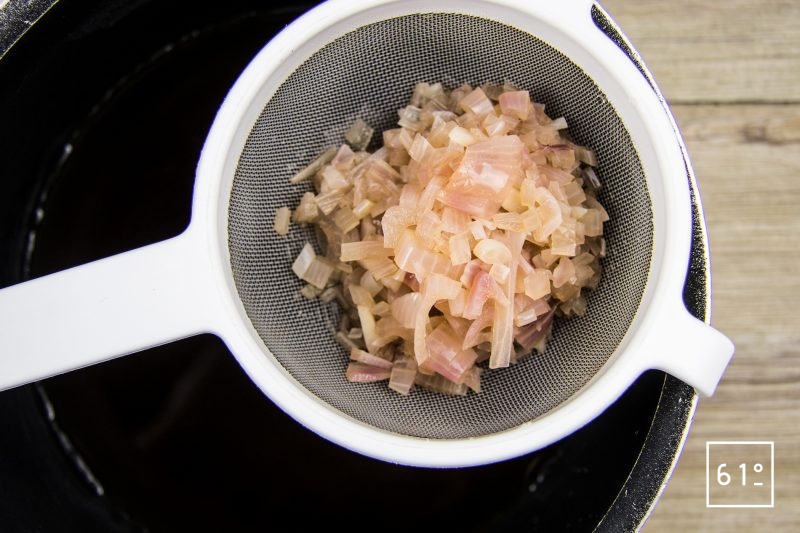 Conchiglionis farcis à la hampe et au foie gras - filtrer la réduction d’échalotes
