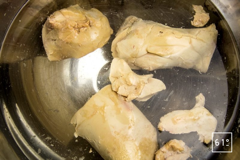 Foie gras au whisky en pot - déveiner le foie gras et mettre dans l'eau glacée