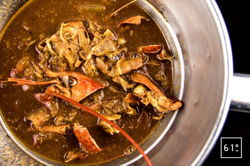 homard à l'américaine - Filtrer les carcasses de homards et de crevettes