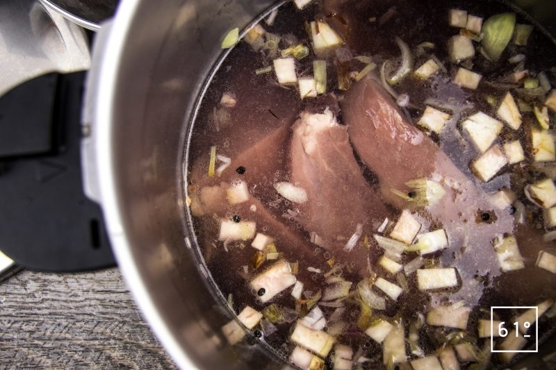 Jambon persillé sans nitrite ou nitrate - ajouter le reste des ingrédients pour le bouillon