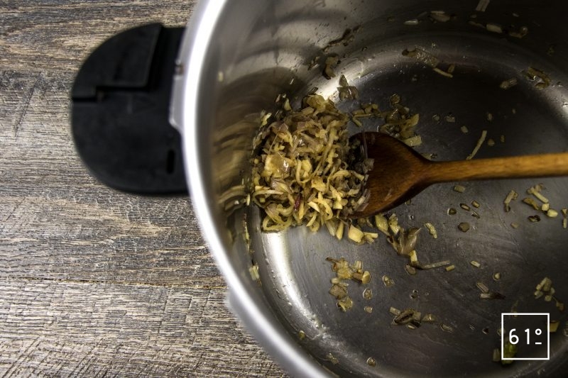 Bouillon d'asperge préparé sous pression - cuire les oignons, le céleri...