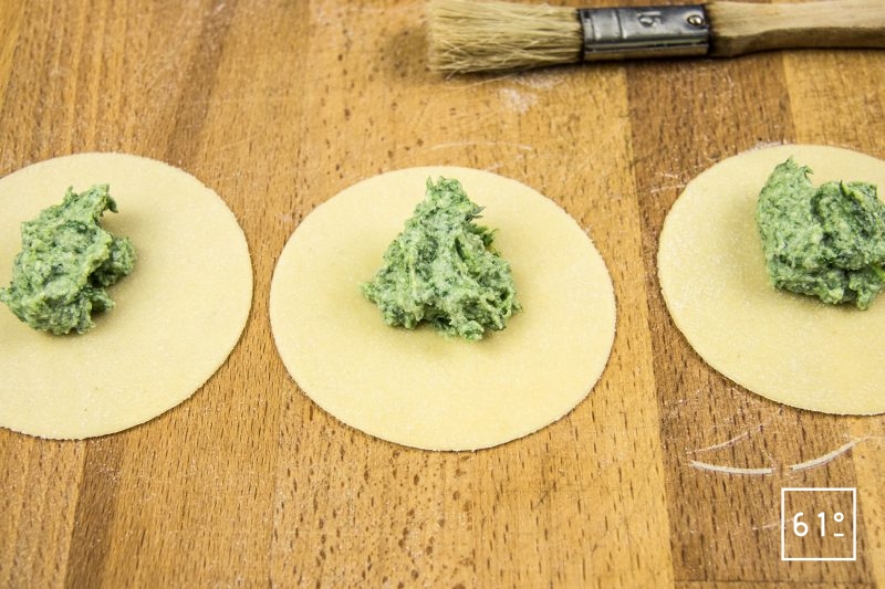 Ravioles aux fromages et aux herbes - déposer un peu de farce au centre des disques de pâtes
