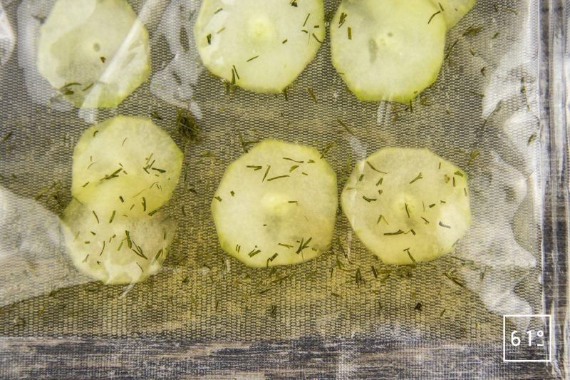 Foie gras et ses déclinaisons de concombre - mettre sous vide les pickles de concombre