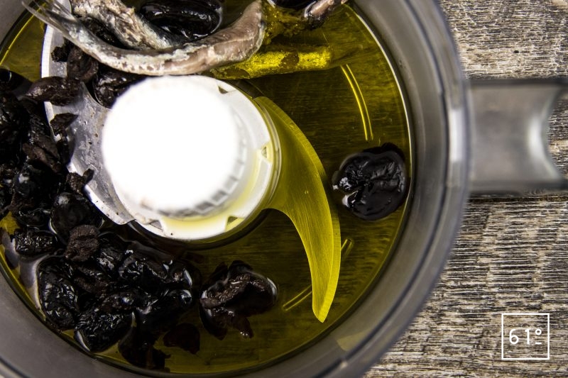 Fleurs de courgette au foie gras et à l'olive noire - mixer l'huile d'olive, les olives noires et les anchois