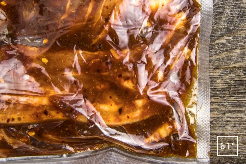 Tranches de lard marinées avec leur marinade- mettre sous vide pendant 24 heures au réfrigérateur