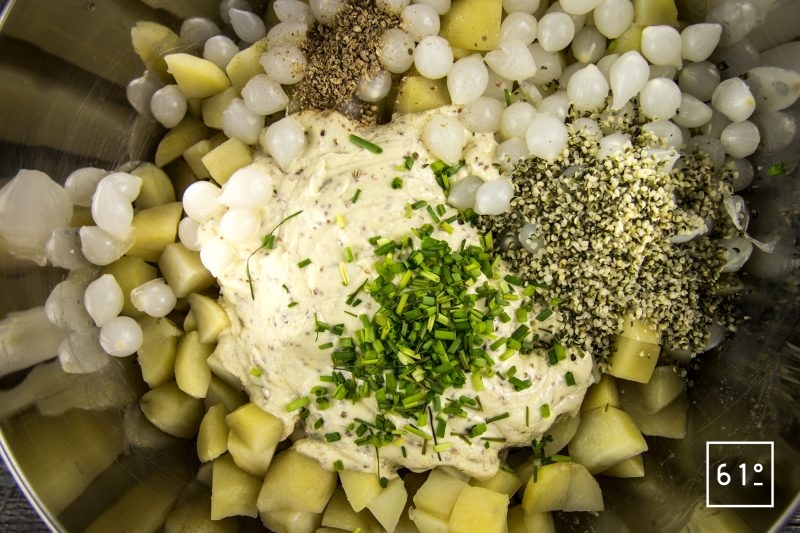 Salade de pommes de terre et ses épluchures croustillantes - ajouter les autres ingrédients