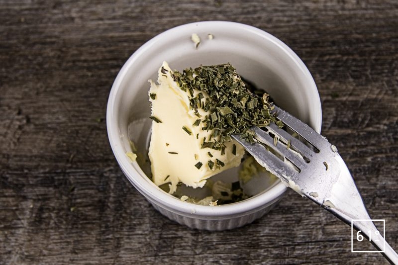 Beurre à l'ail - mélanger le beurre et les différents ingrédients