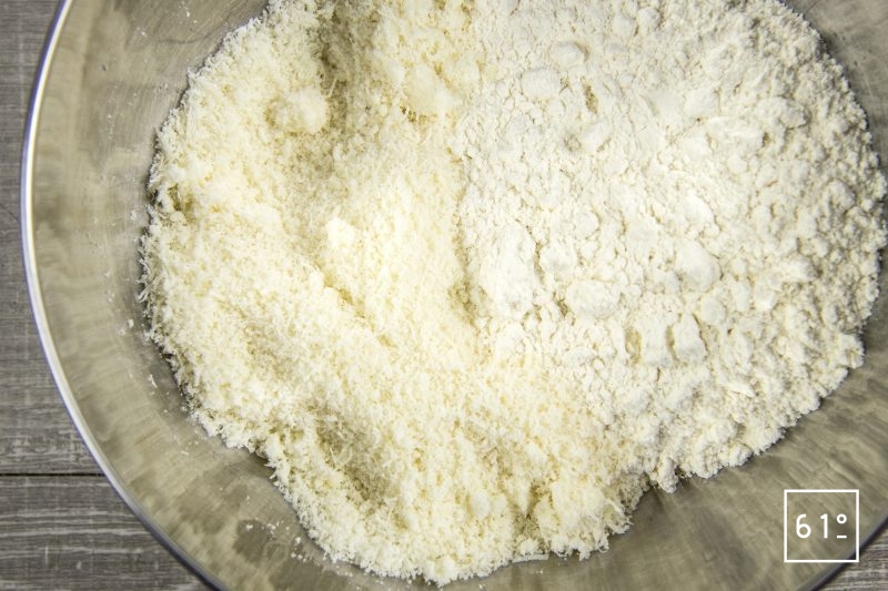 cracker au parmesan - mélanger la farine et le parmesan