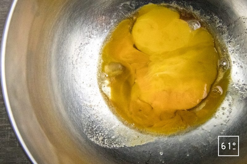 Sauce béarnaise - placer les jaunes d’œuf dans un récipient en métal