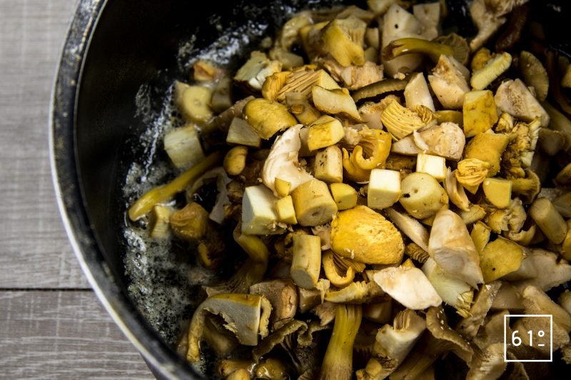 Beurre aux champignons - cuire les champignons
