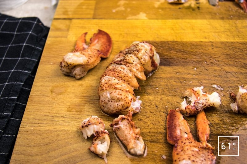 Homard basse température dans son bain de champignons accompagné de girolles et patates douces - décortiquer le homard